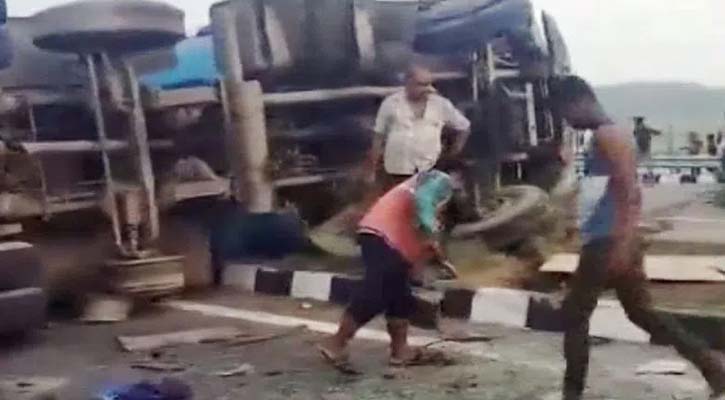 ভারতে এক্সপ্রেসওয়েতে বাস দুর্ঘটনায় নিহত ১৮